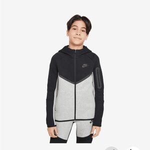 Nike Sportswear Tech Fleece
Big Kids' Full-Zip Hoodie Black and Gray Size Large